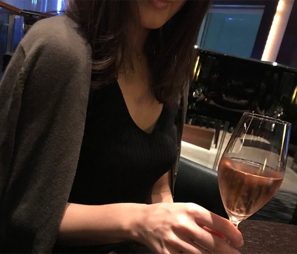 ワイングラスを持つ女性