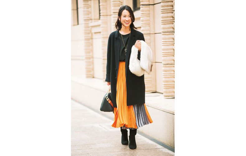 【3】黒ブラウス×オレンジプリーツスカート×黒ステンカラーコート