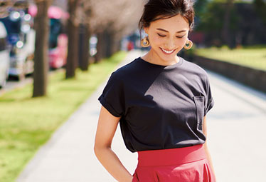 パッと見 美人に見える 服のカラーはやっぱりアノ色だった Domani