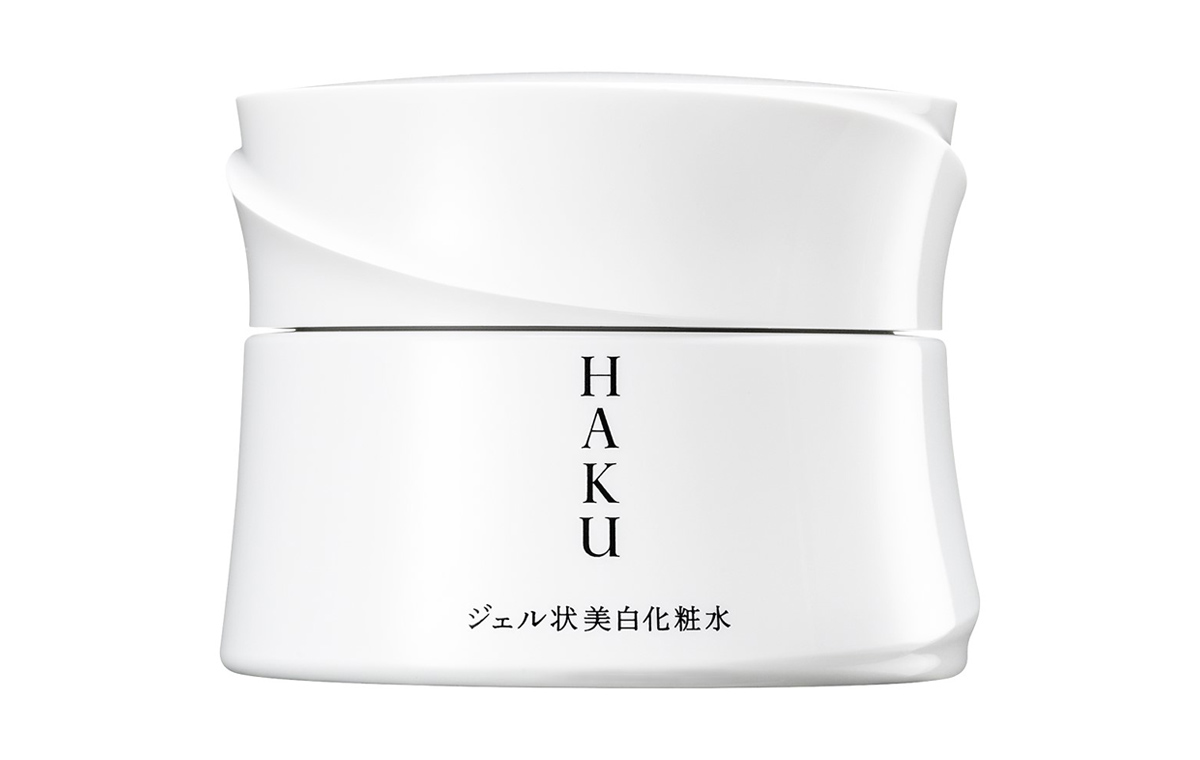HAKUの文字の入った白い化粧水ケース