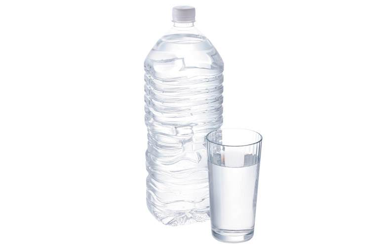 ペットボトルの水とグラスに注がれた水