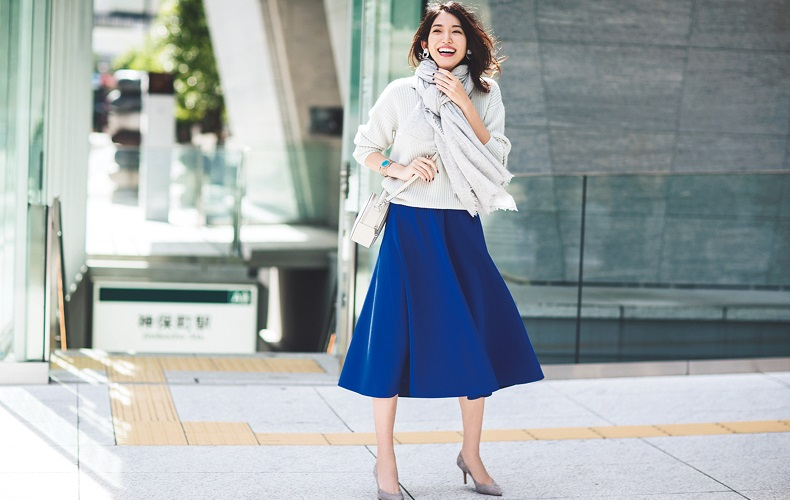【4】ブルースカート×白セーター
