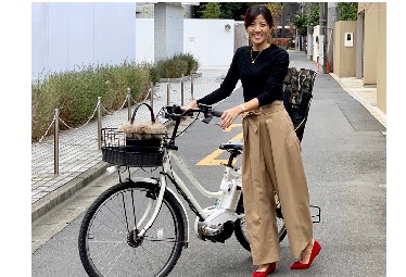 自転車でお迎え 何を着る ママチャリもスタイリッシュに見える ママの自転車コーデ Domani