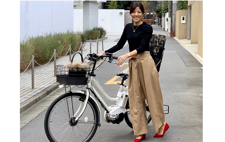 自転車でお迎え 何を着る ママチャリもスタイリッシュに見える ママの自転車コーデ Domani