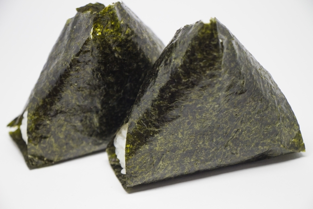 おにぎり ラップ派vsアルミホイル派 おいしさを保てるのはどっち Domani