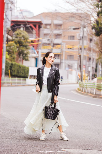【5】黒ジャケット×白Tシャツ×白フレアロングスカート