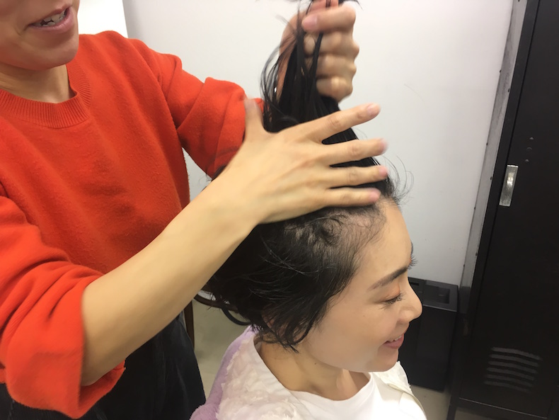 天パ女性におすすめの髪型 広がりやうねりをおさえる前髪アレンジ方法もご紹介 Domani