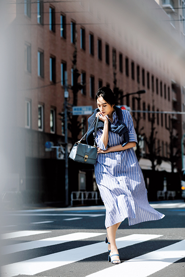 1着2役 便利すぎる ストライプシャツワンピ 着こなし実例 Domani