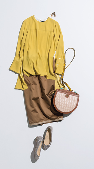 【2】オフィスカジュアルの黄色ブラウス×茶色スカート