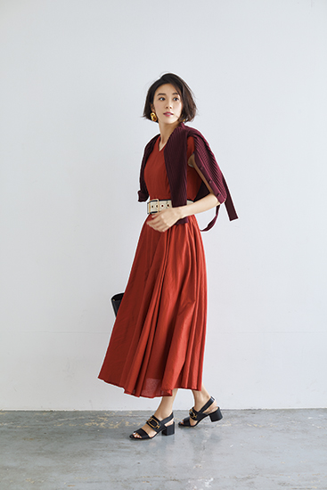 【3】赤カーディガン×赤ワンピースのモードファッションコーデ