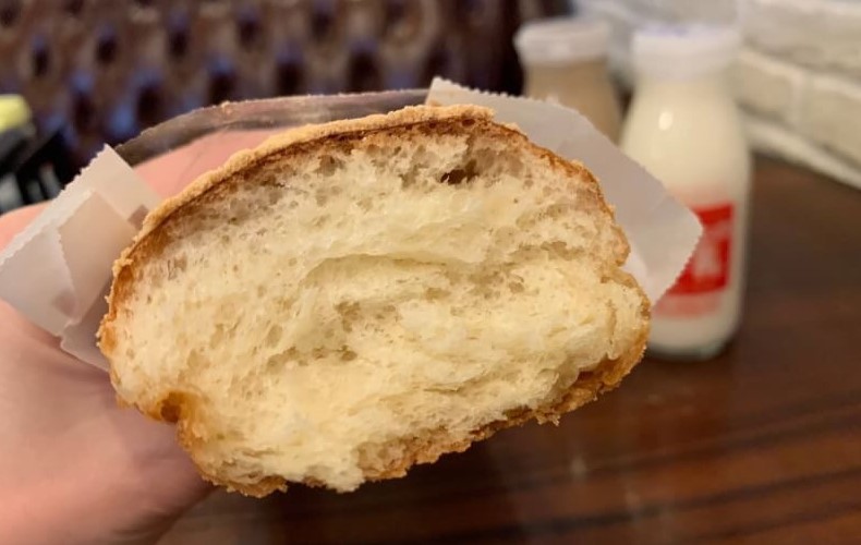 東京駅の地下街で 店頭に並んだ瞬間に姿を消す 厚化粧した きなこ がリッチな究極の 揚げパン 日本人なら食べておきたい 昭和パン Domani