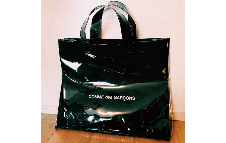 限定発売の”コム デ ギャルソン”PVCトートバッグがとにかく使える！【私的最愛ブラックアイテム1】 | Domani