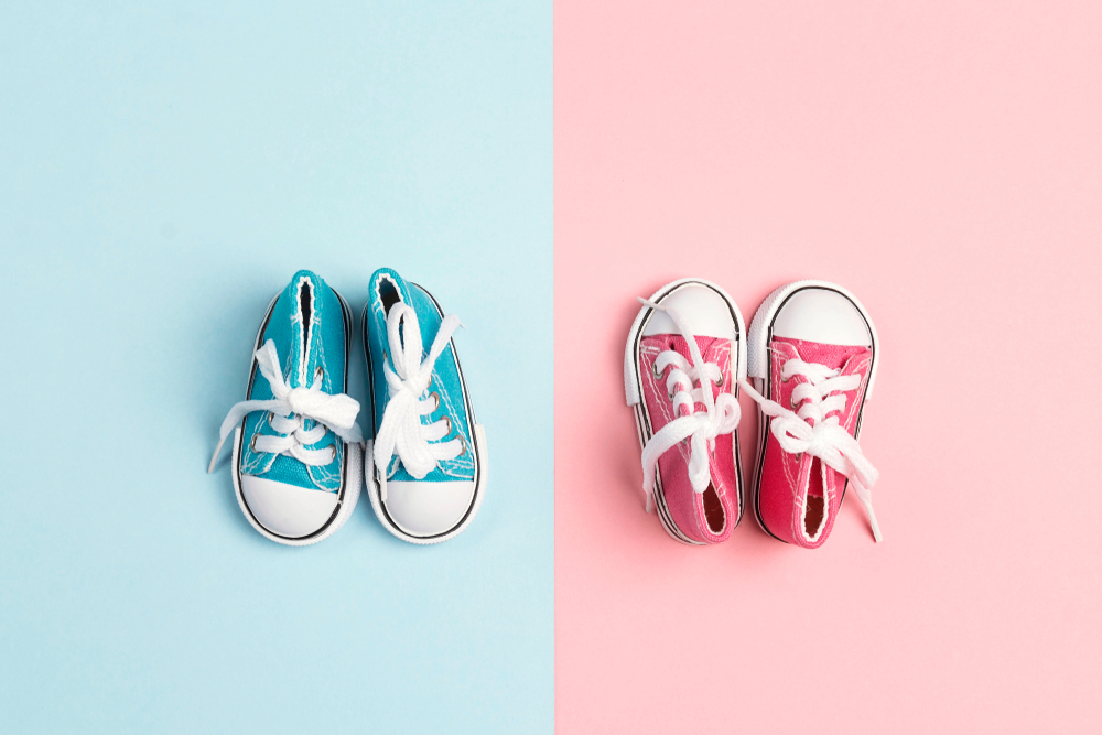 青い子ども用靴とピンクの子ども用靴