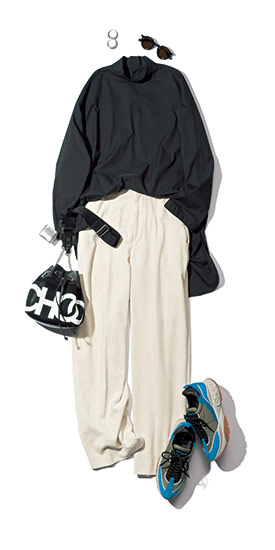 【6】黒ブラウス×白パンツ×青系スニーカーのモードファッションコーデ