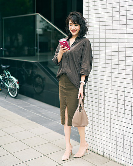 【5】茶色のドレスシャツ×カーキスカート