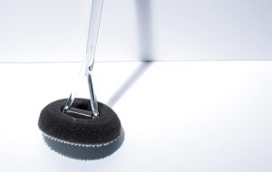 黒いブラシのついたスティックタイプのブラシの写真