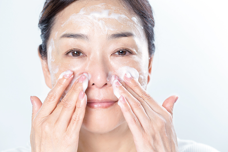 酵素洗顔料で顔を洗う