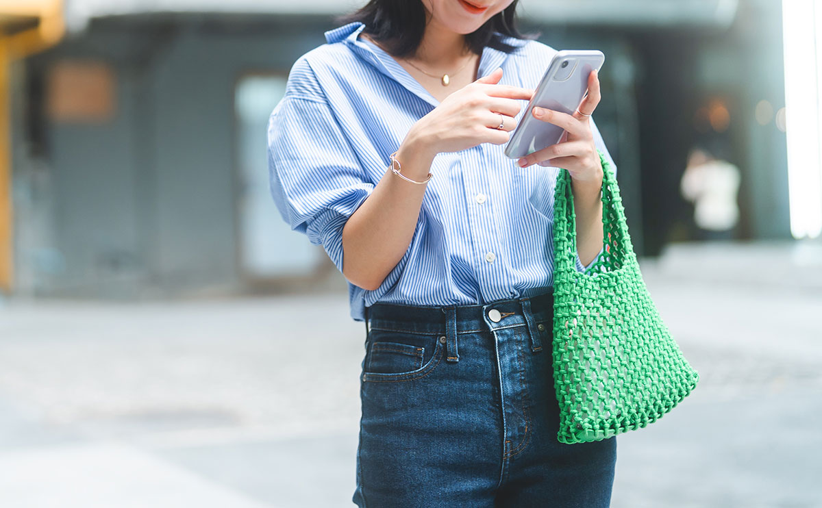 スマホを持つ女性