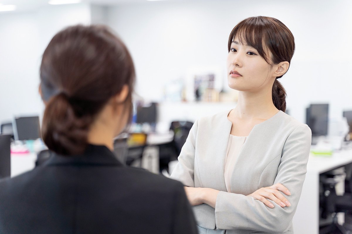 後輩に怒る女性