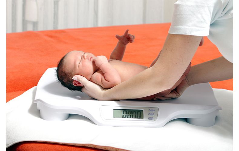 赤ちゃん　体重　測り方