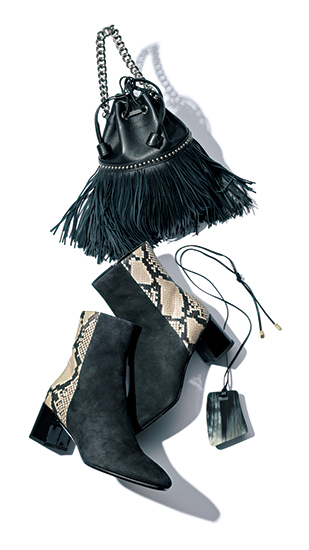 黒のフリンジ付きバッグと後ろ側がパイソン柄の黒のブーツ、黒いモチーフのネックレスの写真