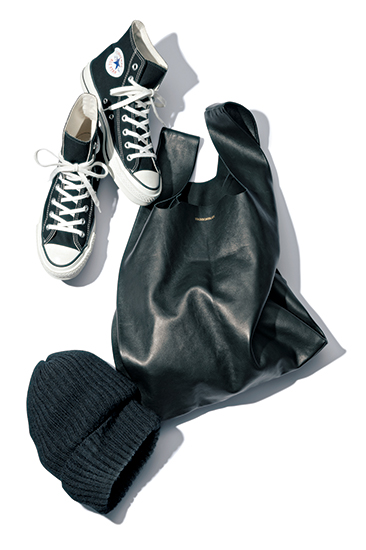 黒のコンバースオールスターのハイカットと黒のレザーバッグ、黒のニット帽の写真