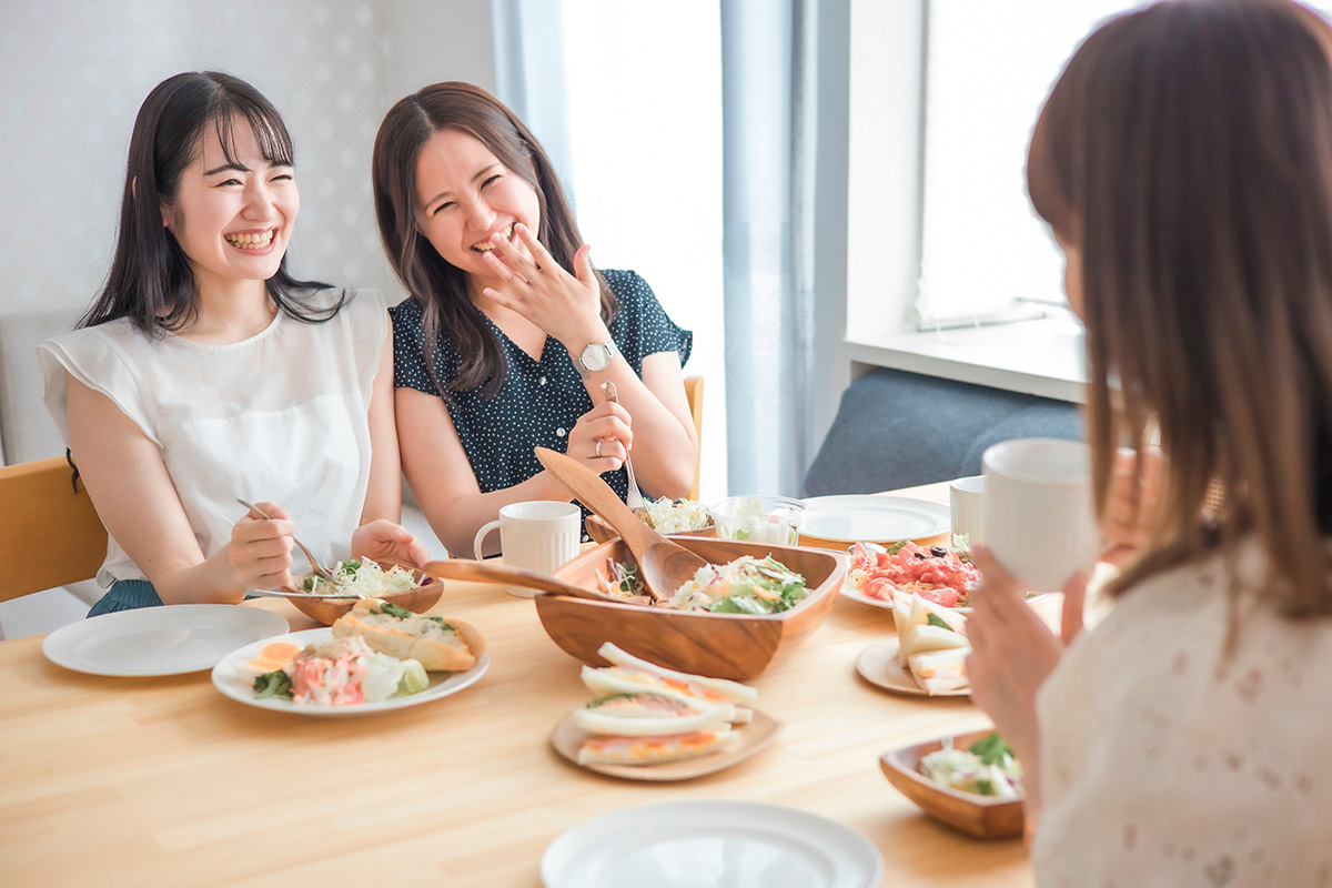 食事を楽しむ女性たち