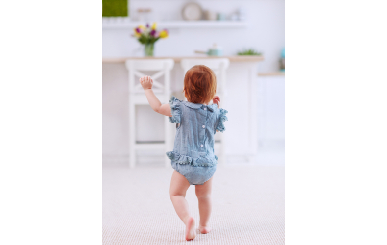 赤ちゃんつたい歩き伝い歩きとはいつからひとり歩きをするまだの期間練習注意点