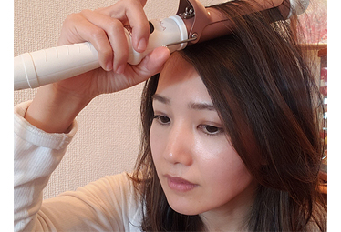 セミロングの巻き方講座 不器用さんでもできる ゆるふわこなれヘアのアレンジ方法 Domani