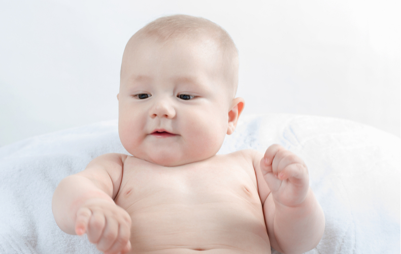 赤ちゃんのハンドリガードはいつからいつまで 注意点と しないときの原因 対処法を紹介 小児科監修 Domani