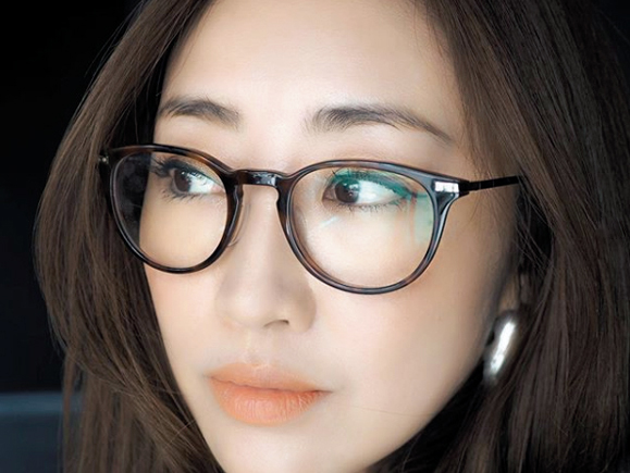 美容家・神崎 恵の愛用メガネ、一体どこのもの？ | Domani