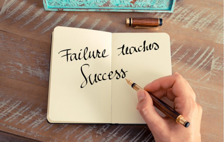 「失敗は成功のもと」と英語でノートに書く人の手元