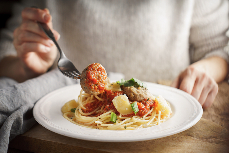 ミートボールスパゲッティを食べる女性