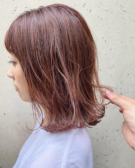 甘めなピンクカラーで明るい印象のミディアムヘア