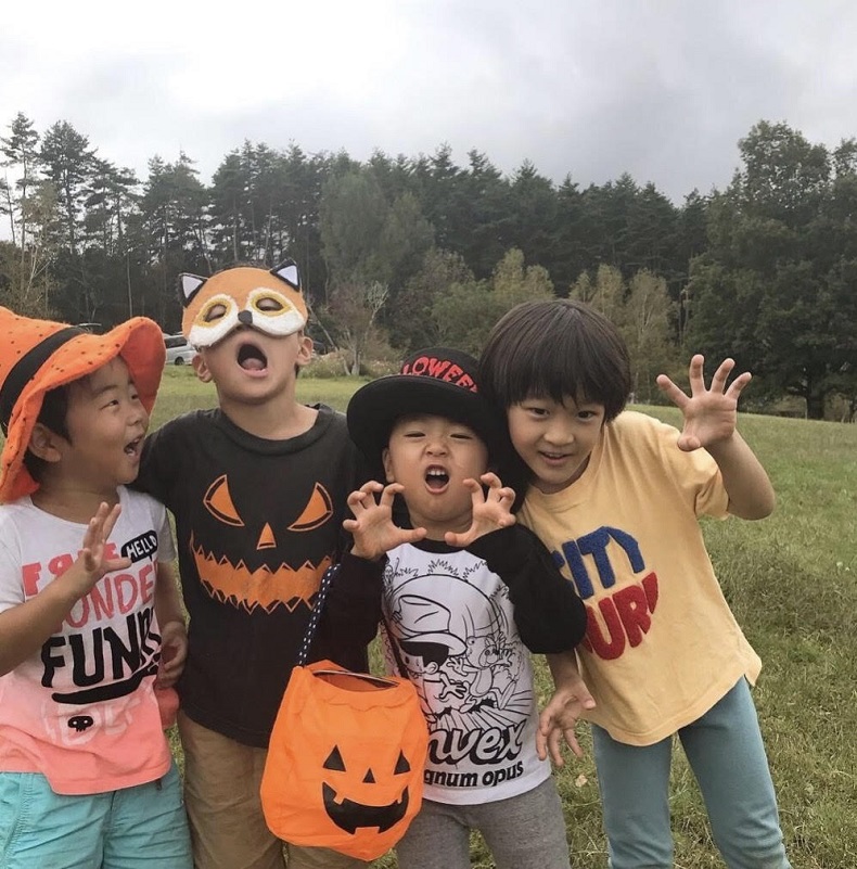 ハロウィンの仮装をする子供たち