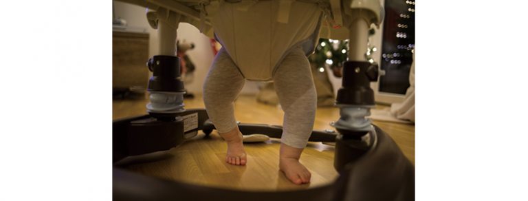 赤ちゃん　イス　椅子　いつから　メリット　種類　選び方　ポイント　ハイタイプ　ロータイプ　テーブルチェア　お風呂　バスチェア