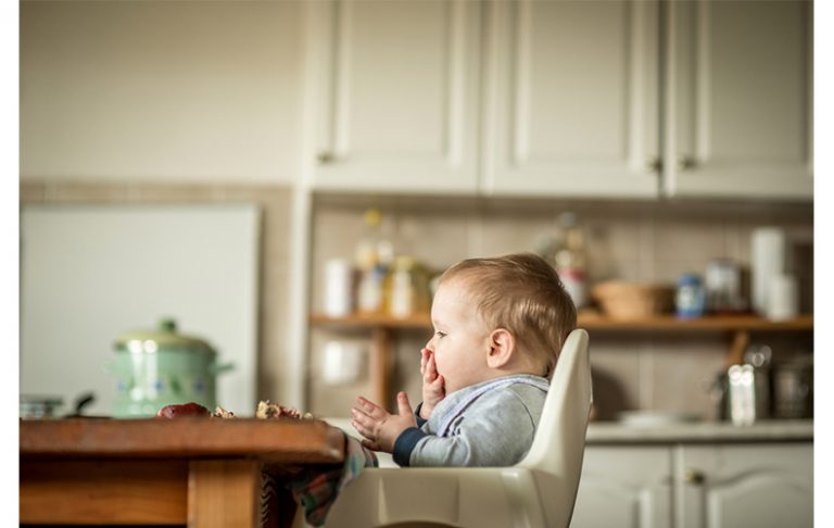 赤ちゃん　イス　椅子　いつから　メリット　種類　選び方　ポイント　ハイタイプ　ロータイプ　テーブルチェア　お風呂　バスチェア