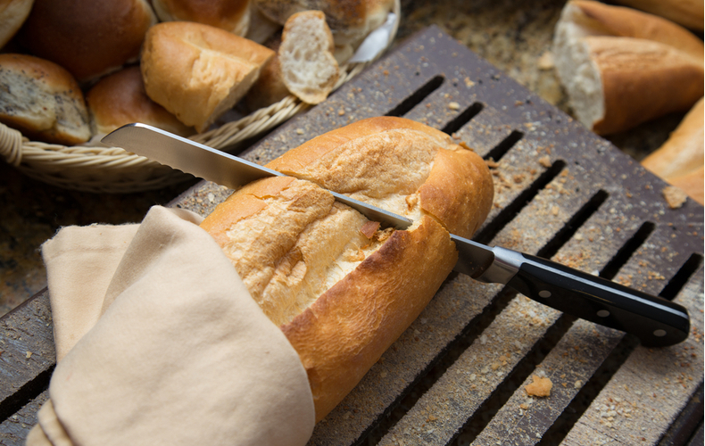 パン切り包丁　選び方　ポイント　コツ　メーカー　おすすめ　万能タイプ　波刃　平刃　ハイブリッド　硬いパン　柔らかいパン　機能　デザイン　おしゃれ　電動　お手入れ方法