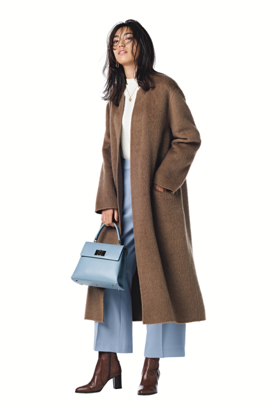 【2】オーバーサイズのコートは、素材感とボタンレスのすっきりしたデザインを選ぶ