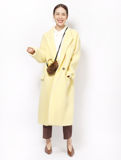 【1】黄色コート×白ブラウス×茶色パンツ