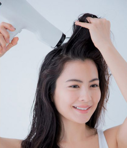 髪を乾かす女性