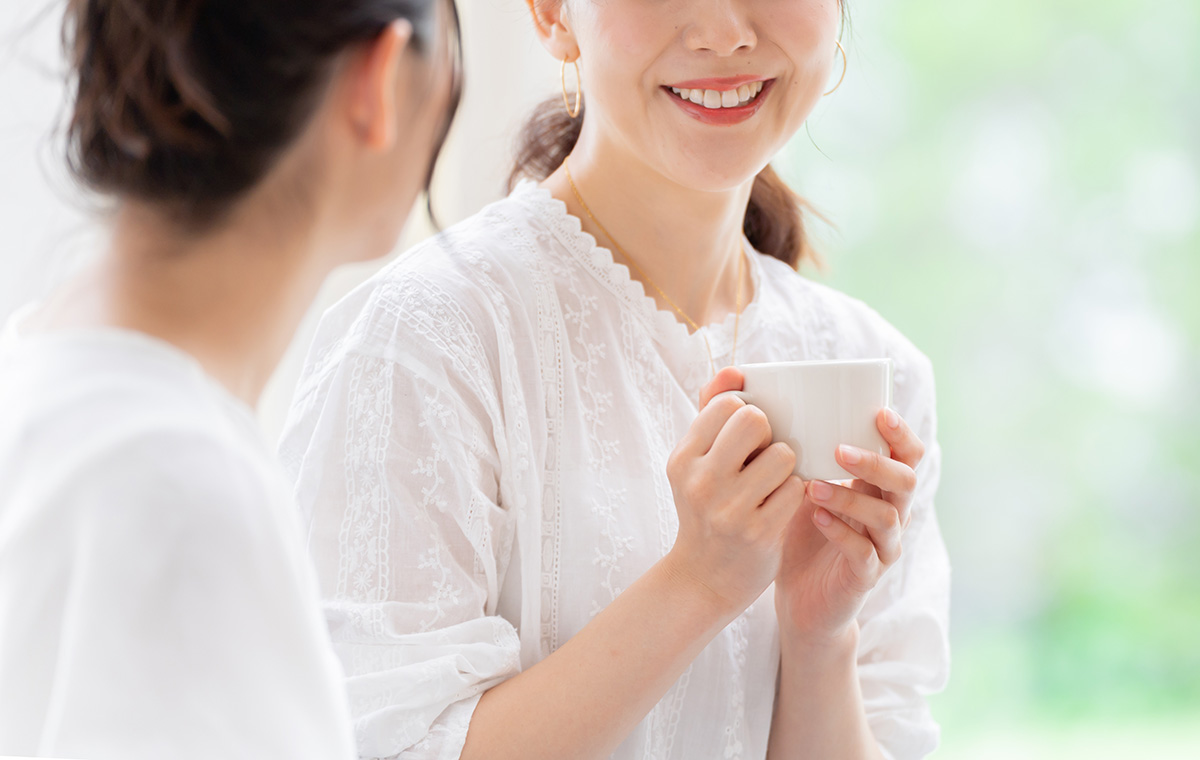 人と話をする女性