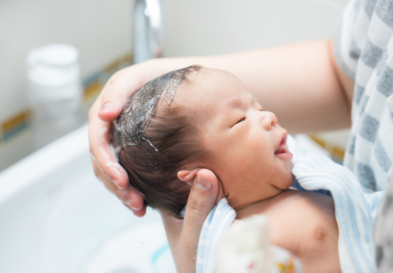 沐浴とは 入浴とどう違う 時間や温度など赤ちゃんを安全に沐浴させる方法を解説 Domani