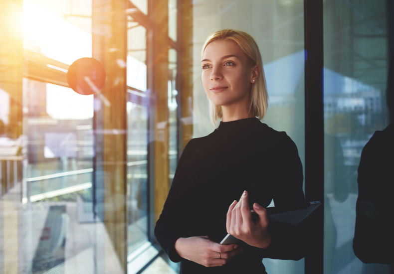 前向きな表情の女性