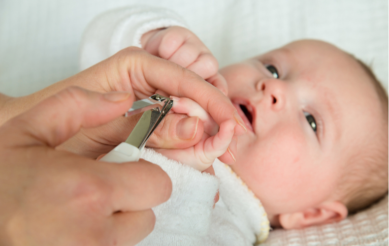 皮膚科医監修 赤ちゃんの爪切りはいつから 正しい切り方とおすすめ爪切り3選 Domani