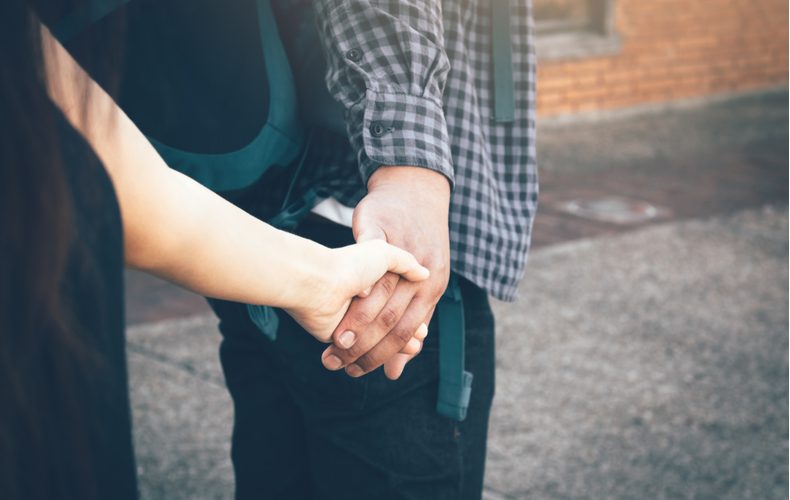 彼氏と手を繋ぎたい 手を繋ぐ男性心理や 女性から手を繋ぐタイミングをご紹介 Domani