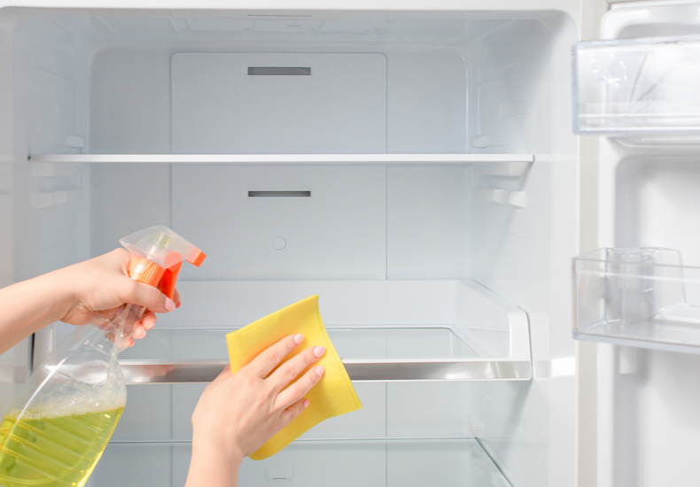 スプレー　冷蔵庫冷蔵庫 臭い なぜ におい 理由 原因 掃除 対処 レモン 重曹 お酢 