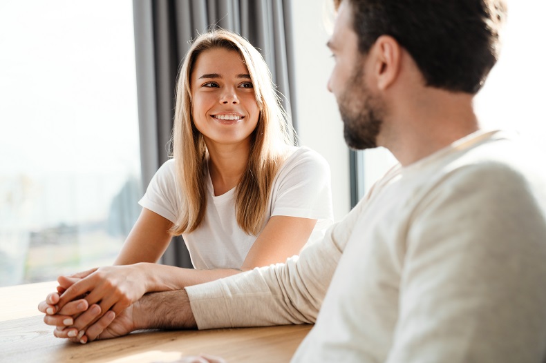 結婚したくない男性と向き合う女性