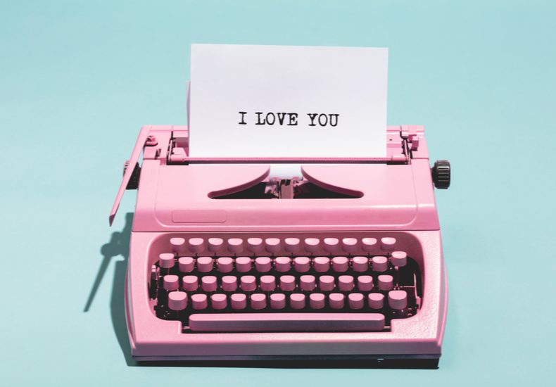 タイプライターから出力された「I LOVE YOU」の文字