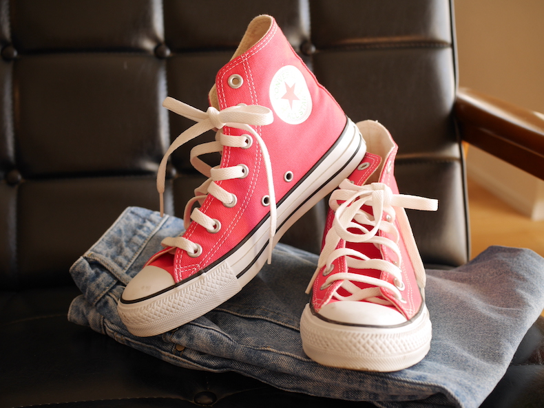 差し色効果抜群 ピンクのコンバースが秋のスタメン 靴フェチワーママの偏愛談義 Domani
